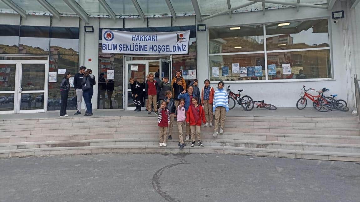 Hakkari Üniversitesinin Hazırlamış Olduğu Bilim Şenliği'ne Okulumuz Öğrencileri Katıldı